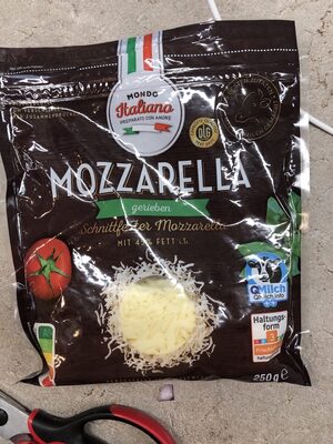 Mondo Italiano Mozzarella gerieben